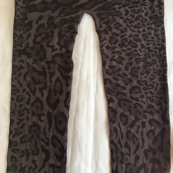 Valentina and Sophia Leopard Print Leggings, size small - Picture 4 of 11